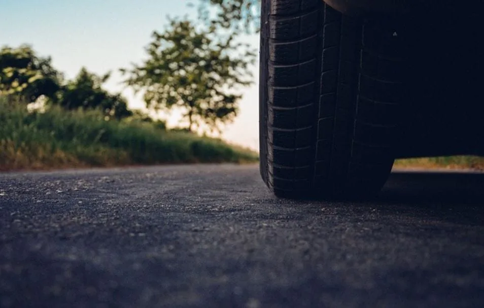 Kolovozi suvi, mjestimično poledica i smanjena vidljivost