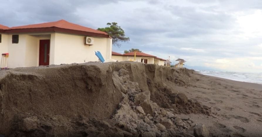 Voda prijeti kućicama na Adi