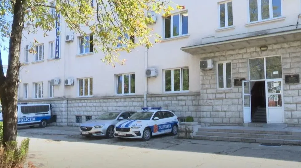 Uhapšen Nikšićanin zbog fizičkog napada, oštećenja imovine i prijetnji policijskom službeniku