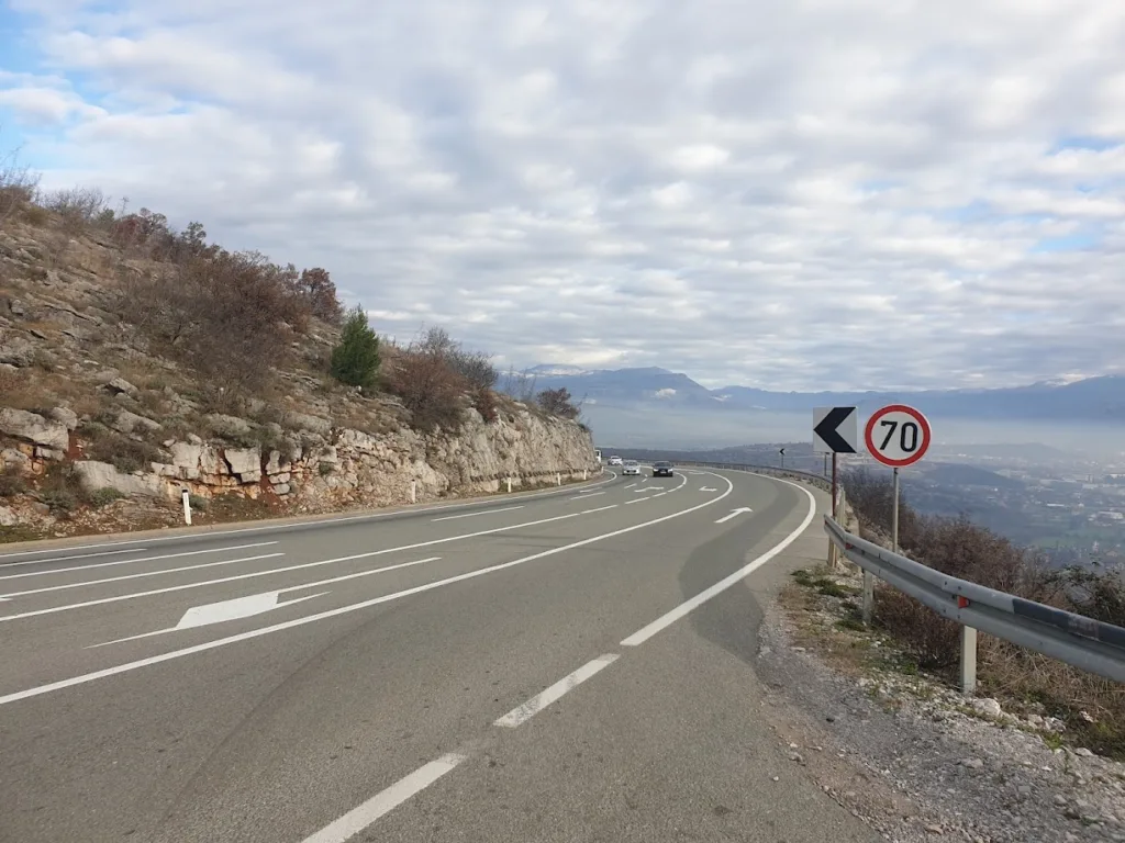U južnim i centralnim predjelima saobraćaj se odvija bez većih smetnji, u sjevernim snijeg otežava vožnju