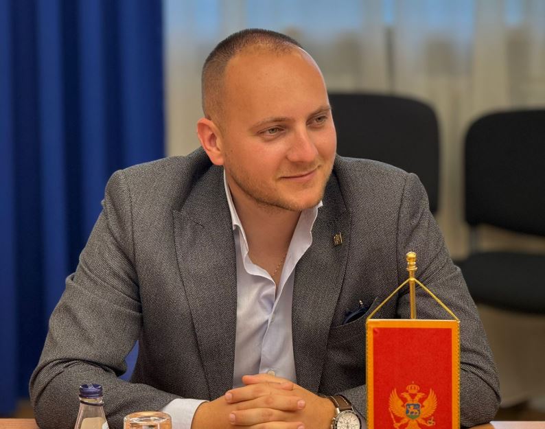 Vujačić Đuričkoviću: Ne izbjegavajte odgovor – hoće li Evropski savez napustiti vlast u Budvi i na Cetinju?