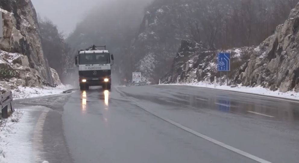 Oprez na putevima na sjeveru, u višim predjelima poledica