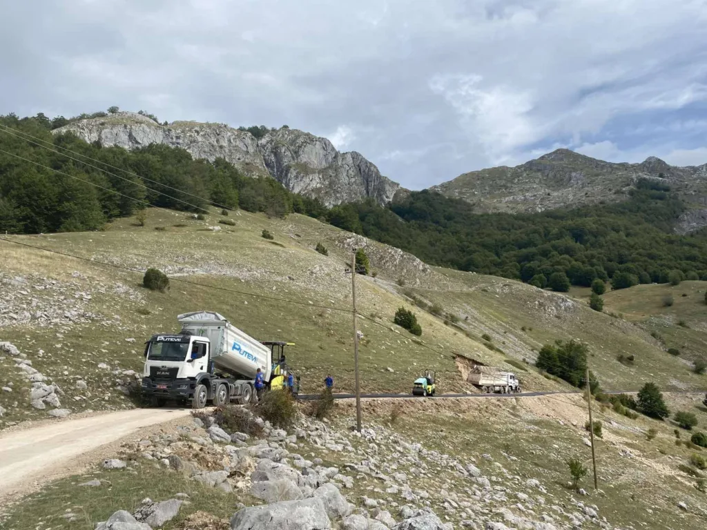 Započeti radovi na asfaltiranju dijela saobraćajnice koja vodi ka Bumirskom jezeru