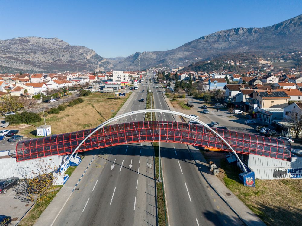 Završena sanacija pasarele na Zlatici; Mujović: Novi izgled nadzemnog prolaza i veći nivo bezbjednosti za pješake