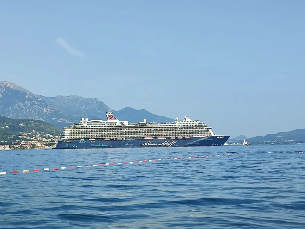 U Kotoru danas tri kruzera