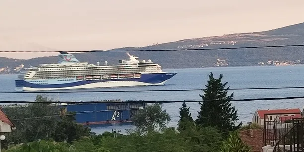 U kotorskoj luci danas četiri kruzera