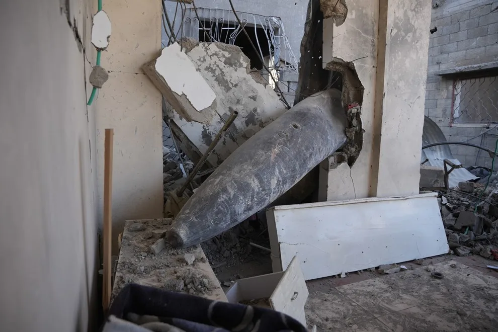 (FOTO) Porodica u Gazi živi s bombom u kući: “U svakom trenutku može eksplodirati”