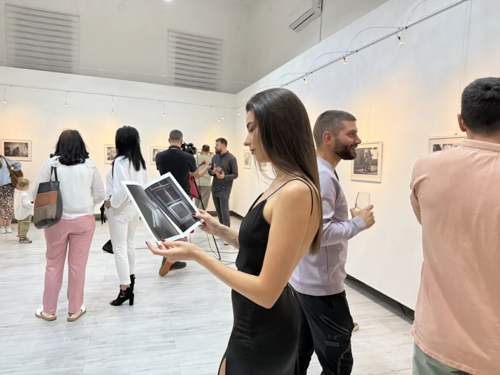 Otvorena izložba „Dnevnik jednog grada 2“ Igora Benića u Centru za kulturu Prijestonice Cetinje