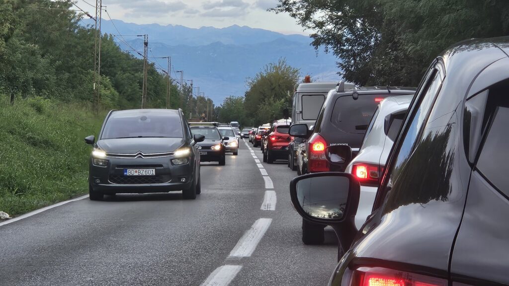 Kolovozi suvi, mjestimično poledica