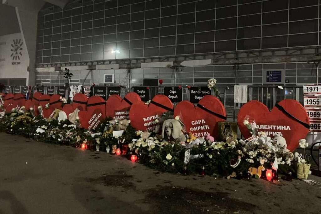 Obilježeno 13 mjeseci od pada nadstrešnice: Srce od lampiona na Trgu slobode