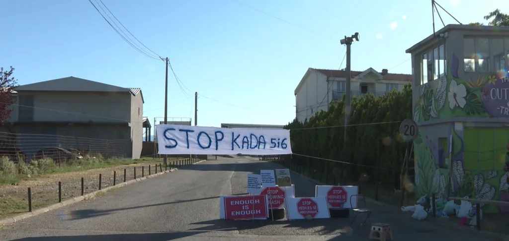 (VIDEO) Mještani Tuzi i Konika prijete blokadom “Deponije” po 12 sati zbog najave gradnje pete i šeste sanitarne kade