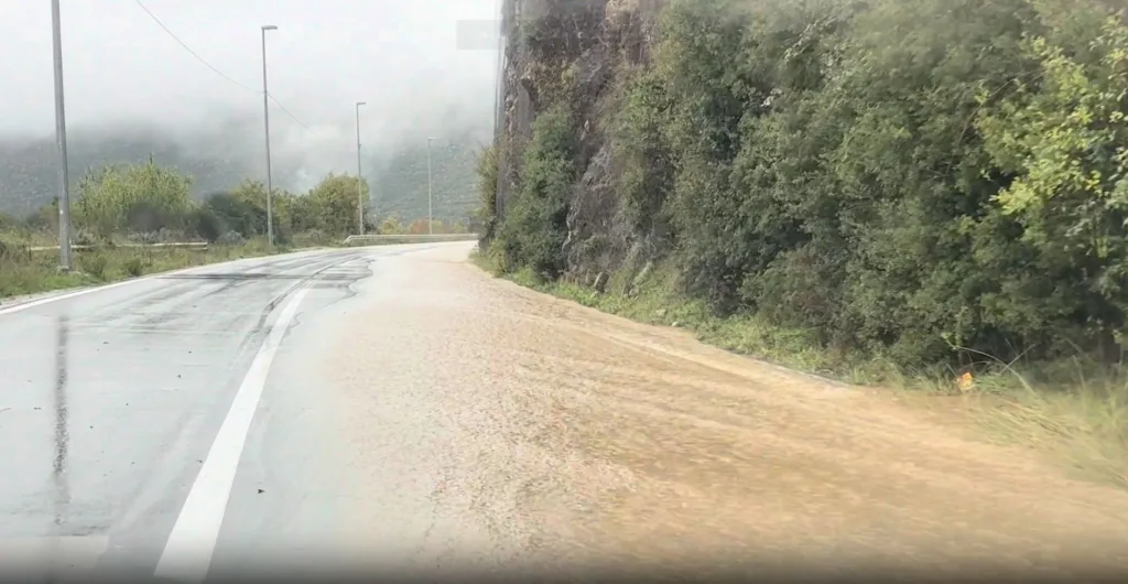 Saobraćaj na putu Bar – Ulcinj otežan, jedna traka poplavila