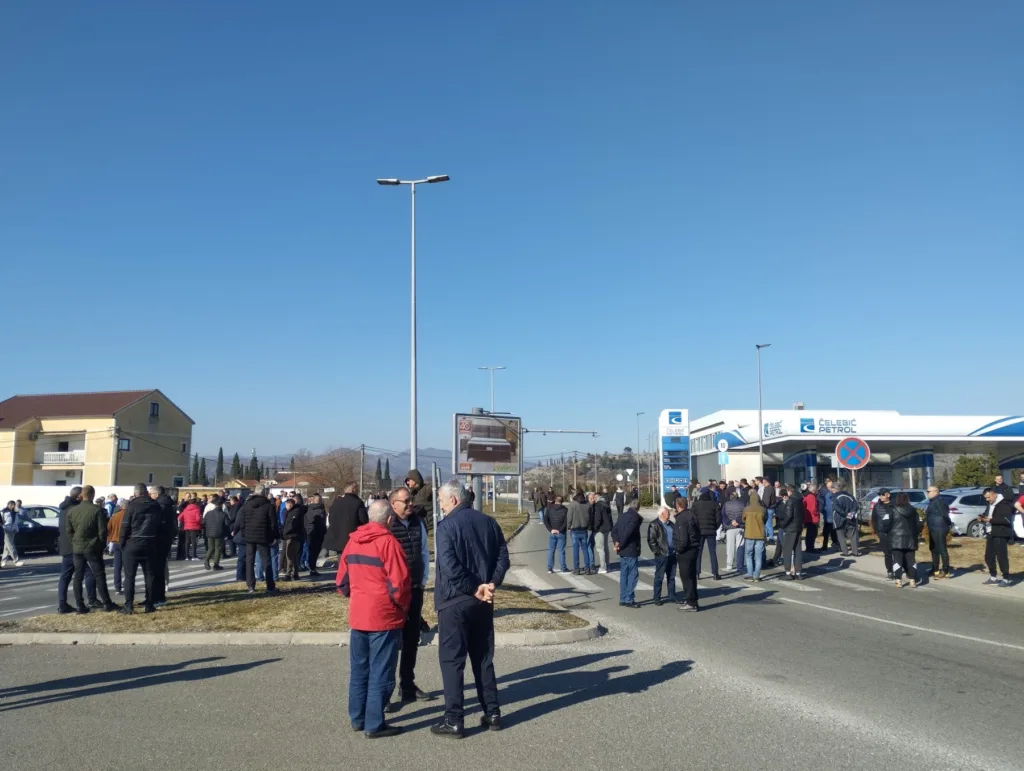 (FOTO/VIDEO) Završena blokada kružnog toka ka Aerodromu Podgorica, Terzić: Nismo ovdje da divljamo, već se borimo za Zetu