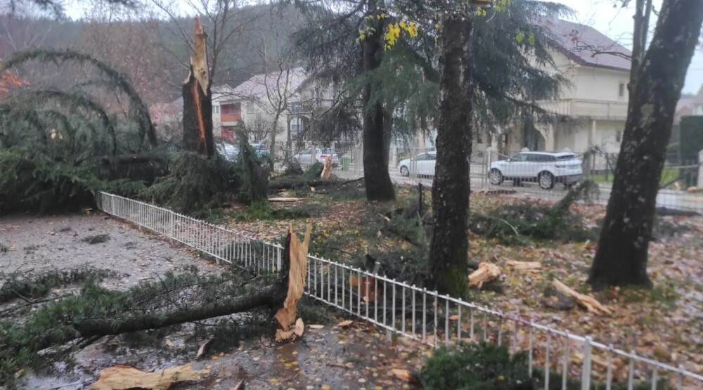 Nikšić: Grom udario u dvorište škole, oštećen krov