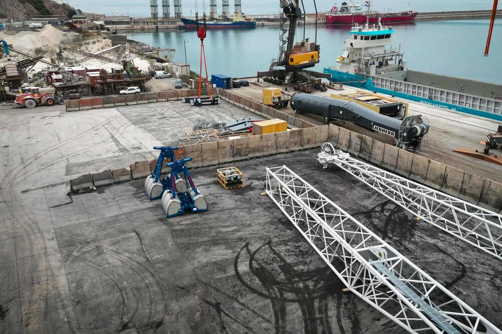 Luka Bar montira novu dizalicu