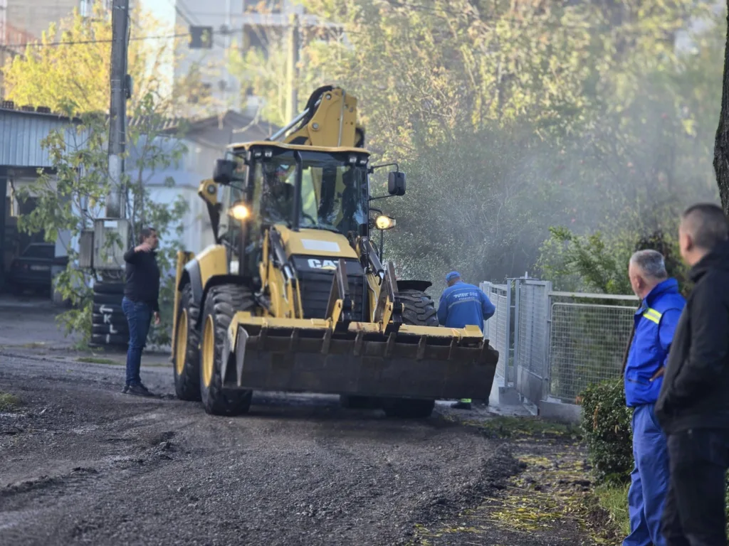 Ekipe Puteva na terenu: Asfaltiraju dio Ulice kralja Nikole