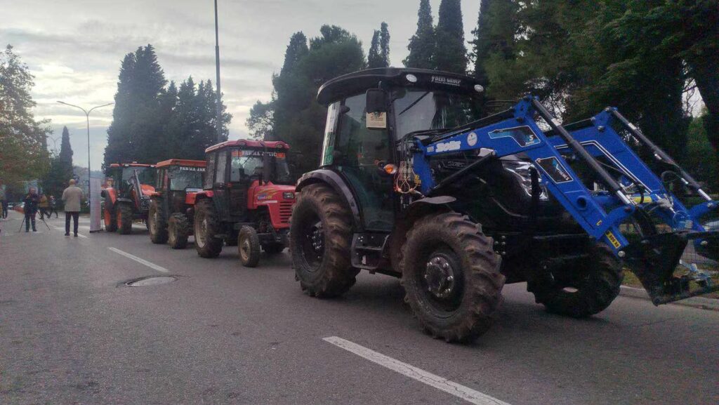 (FOTO/VIDEO) Počeo protest poljoprivrednika: Ukoliko se nadležni ogluše o zahtjeve bićemo prinuđeni na radikalizaciju”