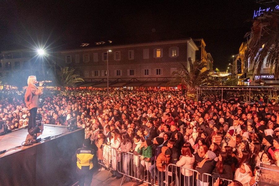 Pune Pine i sjajna atmosfera i na reprizi Nove godine u Tivtu