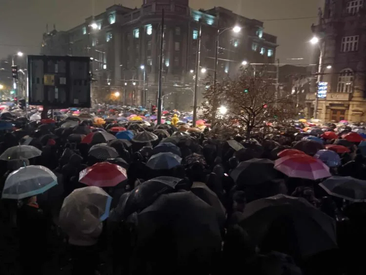 Apel na sve u Srbiji da se smire tenzije i izbjegne nasilje, saopštila Delegacija EU