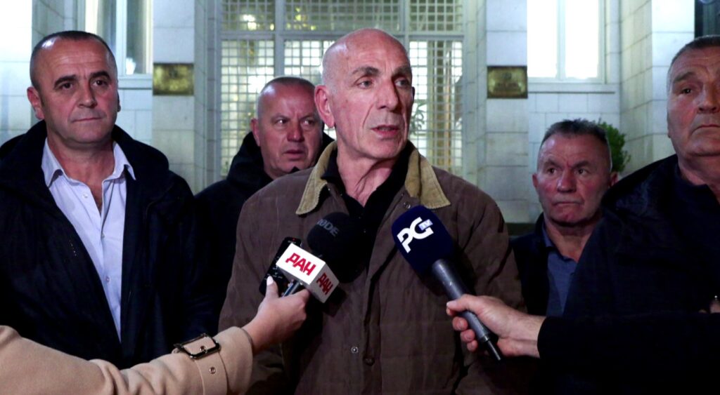 Policija se povlači, pregovori nastavljaju, protest otkazuje