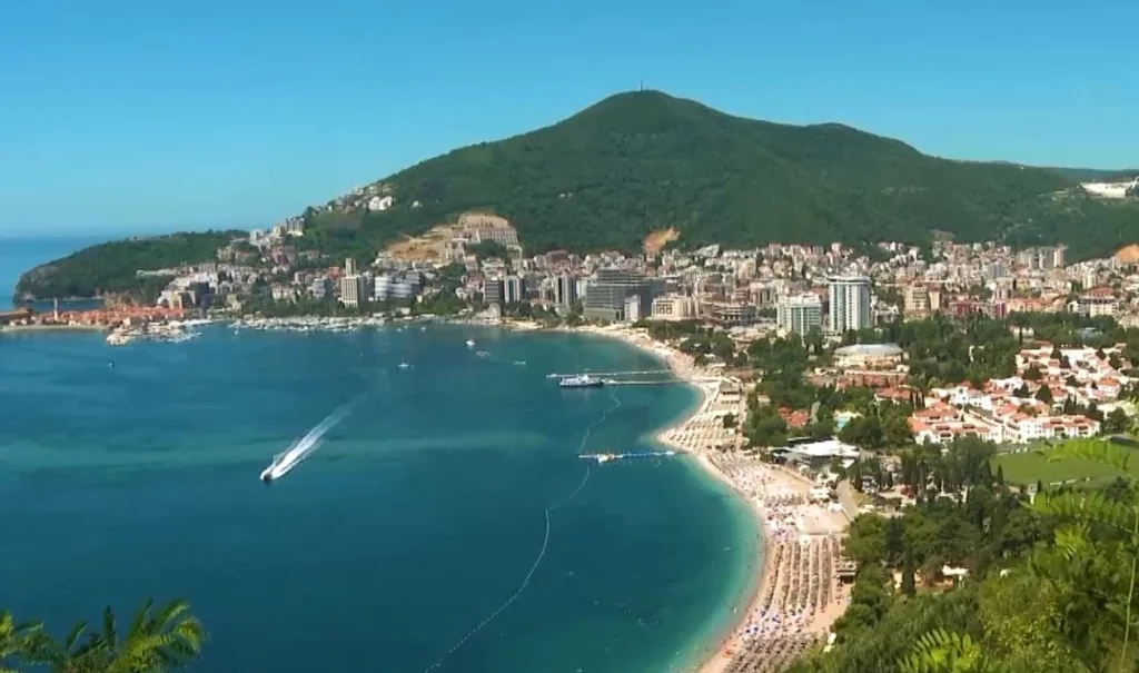 Uhapšen maloljetnik iz Srbije: Upravljao gliserom koji je vukao “gumu za vodu”, turista zadobio povrede glave