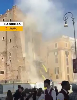(VIDEO) Urušila se kula u Rimu u blizini Koloseuma
