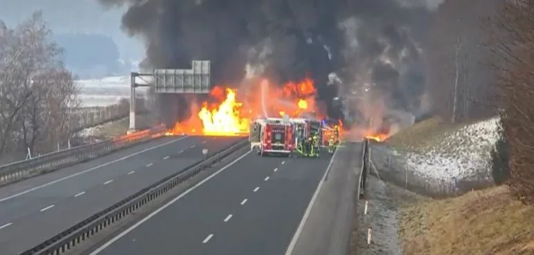 Sudar kombija i cisterne Petrola u Sloveniji izazvao veliki požar, zatvoren autoput u oba smjera