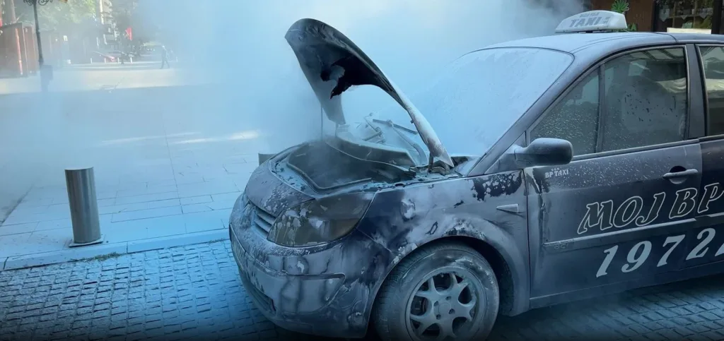 Taksi vozilo gorjelo u centru Bijelog Polja