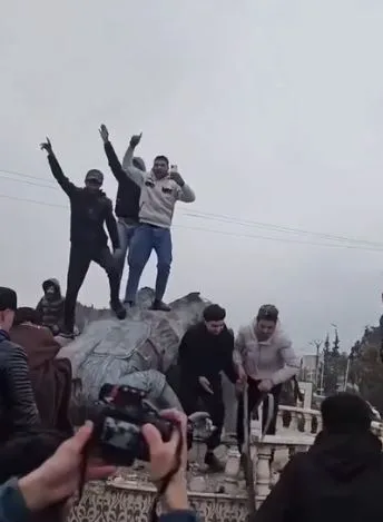 Sirijska vojska zauzela grad Raku: Tenkovi na ulicama, građani uništavaju kurdske simbole