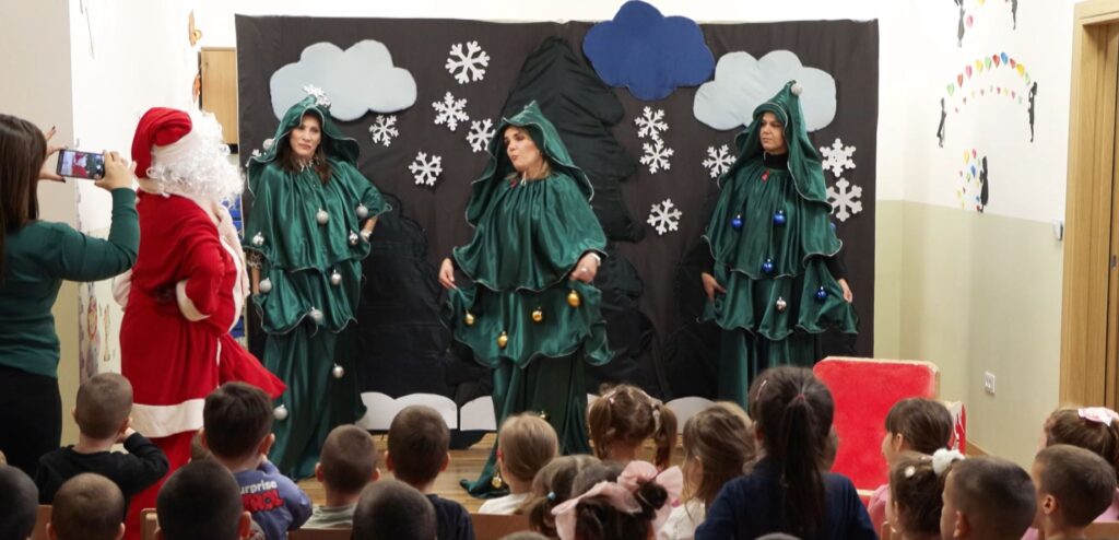 (VIDEO) Predstava za djecu „Tri jelke“ poseban izazov za vaspitače