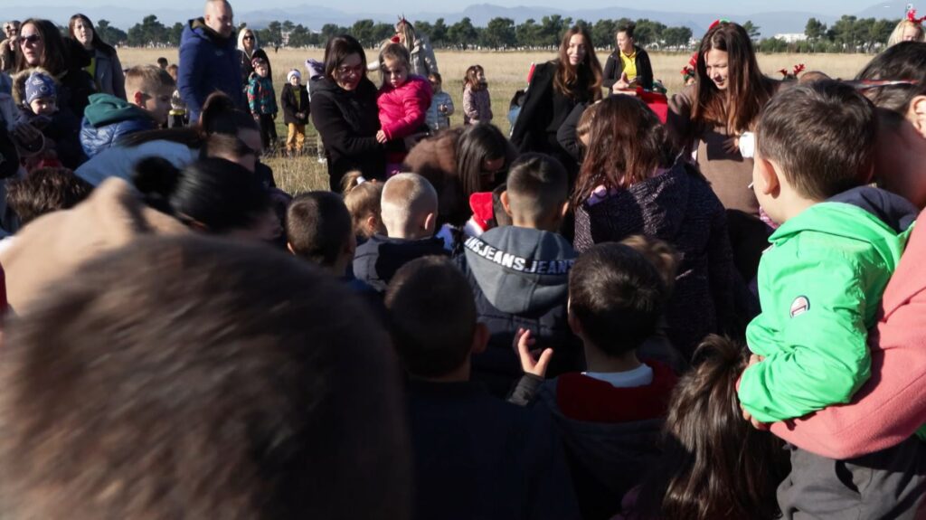 (VIDEO) Nesvakidašnje iznenađenje za najmlađe Podgoričane, pokloni silazili sa neba