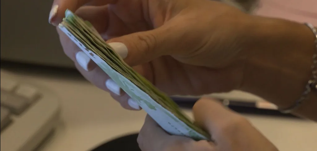 (VIDEO) Građani Crne Gore zadužuju se više nego ikad, krediti fizičkih lica porasli za više od 20 odsto