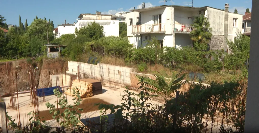 Stanovnici Beogradske ulice zahtijevaju prekid gradnje zbog narušene privatnosti