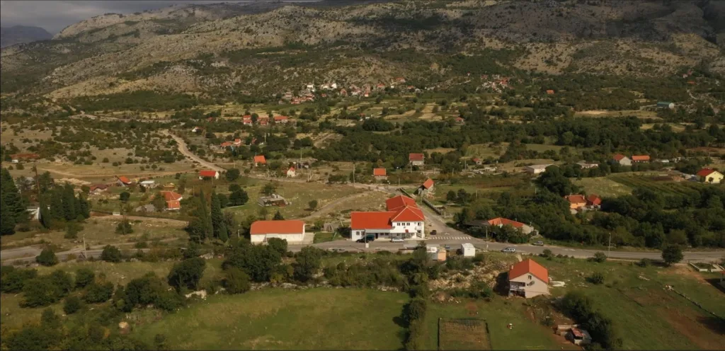 (VIDEO) Dio mještana zahtijeva: Preispitati odluku o postavljanju spomen-ploče Živkovića sa 12 imena