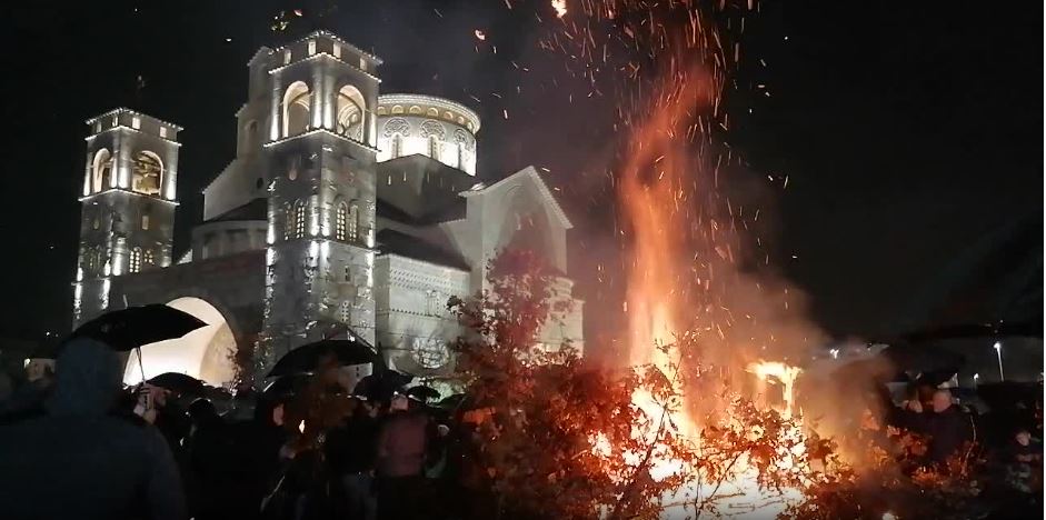 Mitropolit Joanikije ispred Sabornog hrama: Da se zagrlimo i prevaziđemo međusobne nesporazume