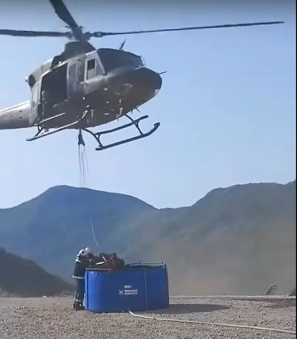 Dva helikoptera gase požar na Brajićima, saobraćaj se povremeno obustavlja