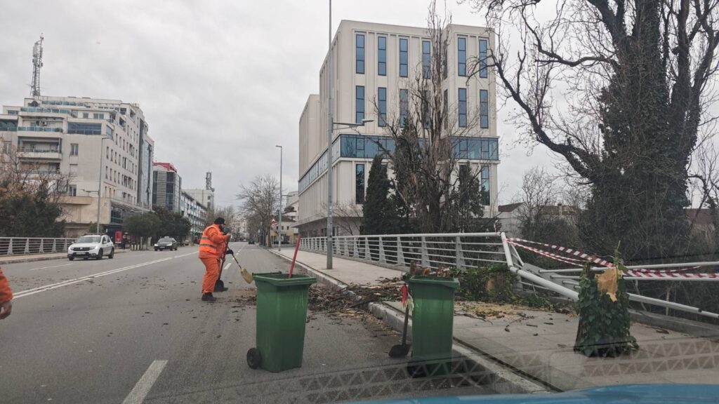 Čistoća: Uz magistralni put Podgorica-Tuzi za dan uklonjeno 300 vreća otpada