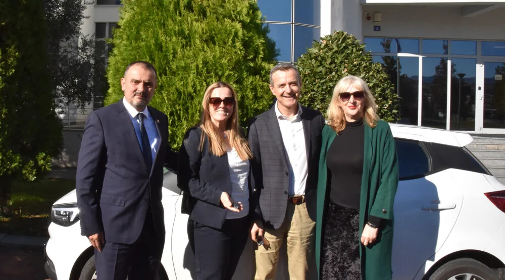 Radović uručio ključeve električnih vozila dekanicama Pomorskog fakulteta Kotor i Filozofskog fakulteta