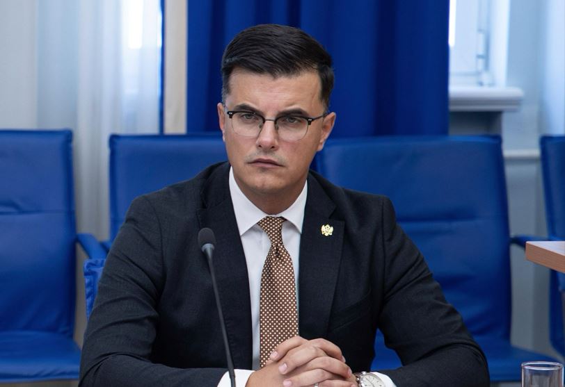 Šaranović uručio otkaz policajcu Bučanu osuđenom za protivpravno hapšenje Podgoričanke