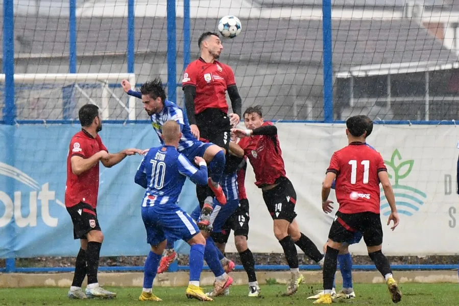 Budućnost dočekuje Mladost, Dečić u Petrovcu