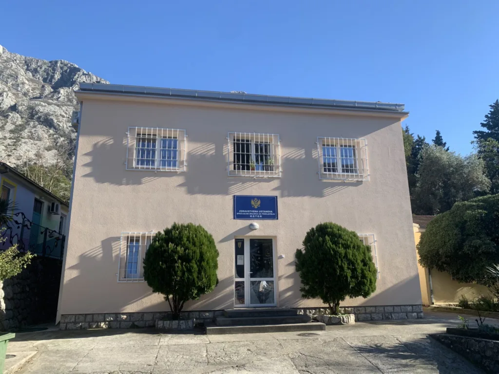 Radnik kojeg terete da je puštao pritvorenika brani se sa slobode