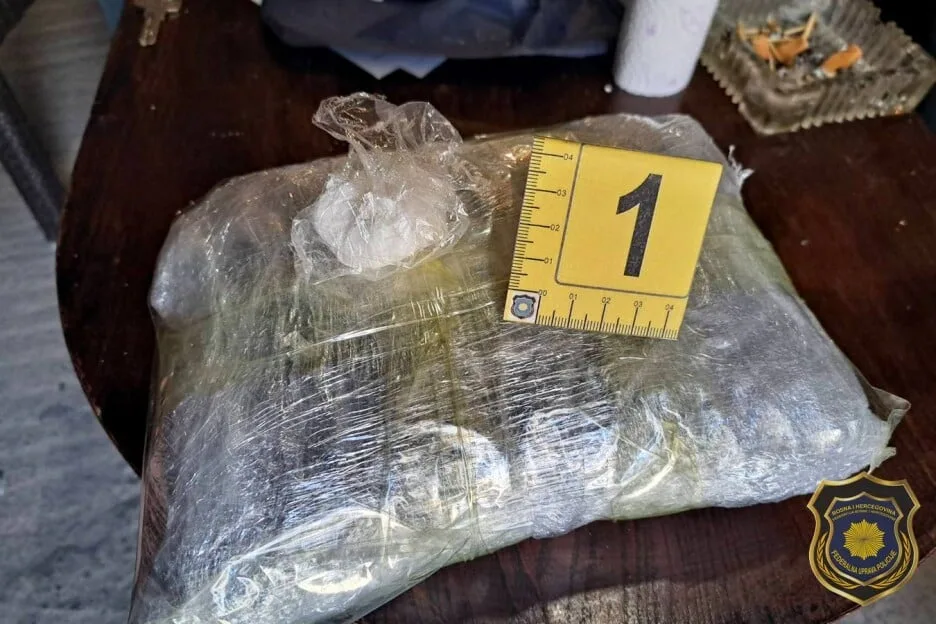 Velika akcija policije u Sarajevu: Uhapšene dvije osobe, zaplijenjeno više od kilogram droge