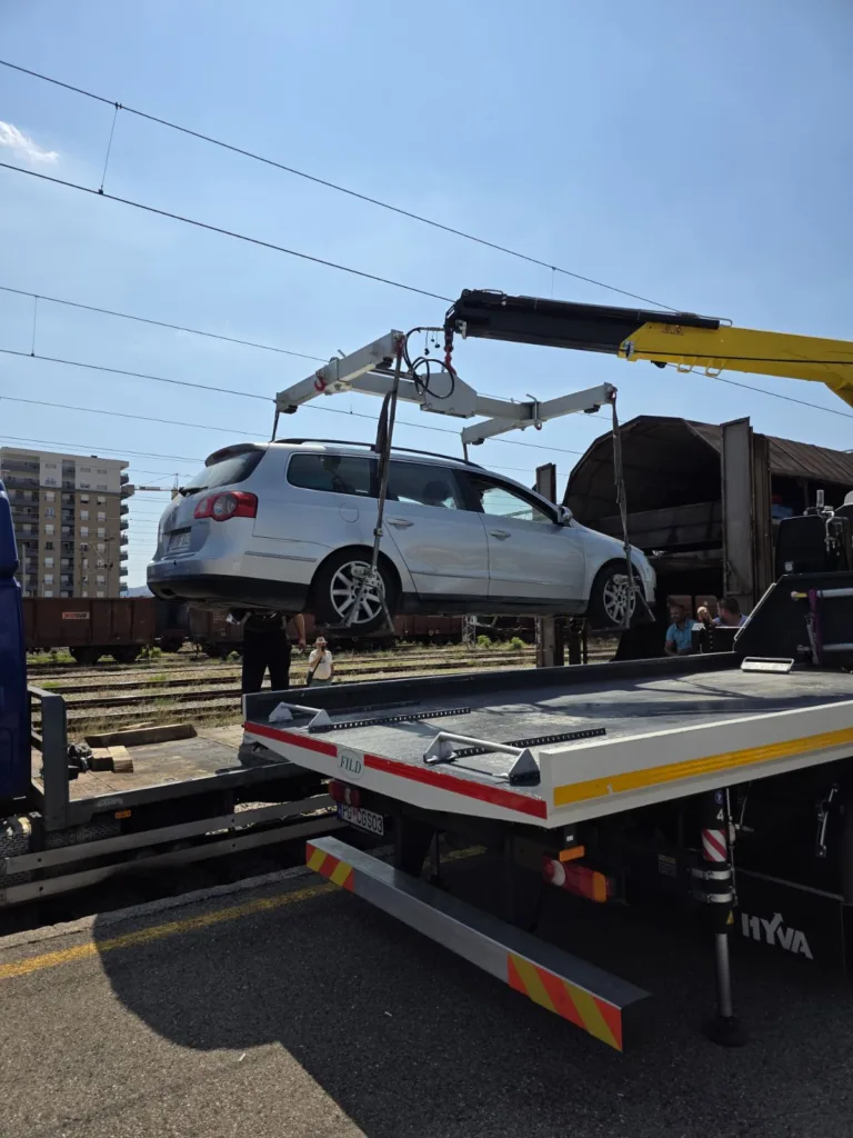 Završen istovar putničkih automobila na Željezničkoj stanici Podgorica