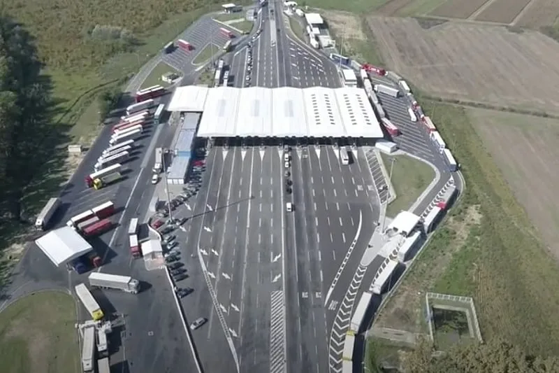 Državljanin BiH automobilom probio rampu na granici i pobjegao u Srbiju