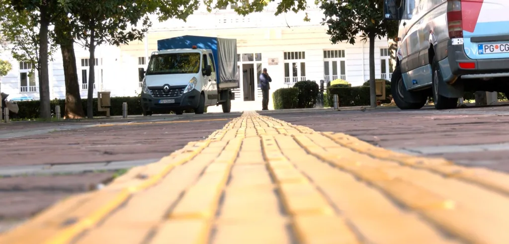 Za osobe sa oštećenjem vida svaka šetnja zna da bude borba sa neravninama, nadležni obećavaju taktilne trake