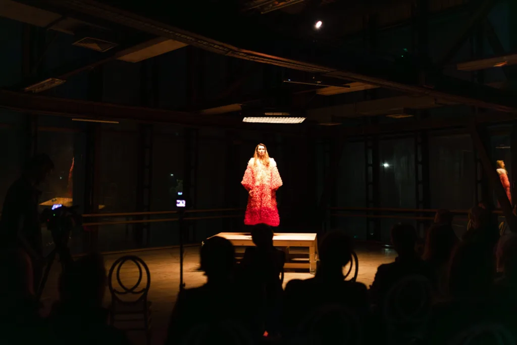 Knjiga “Možda mi u stvari i nijesmo ovdje” predstavljena  u holu Sportskog centra u Nikšiću