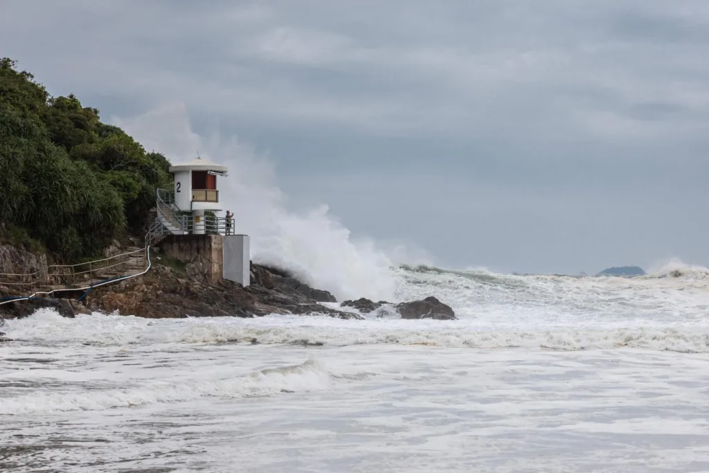 Na Tajvanu se izlilo veliko jezero, Hong Kong se priprema za strašan udar nevremena