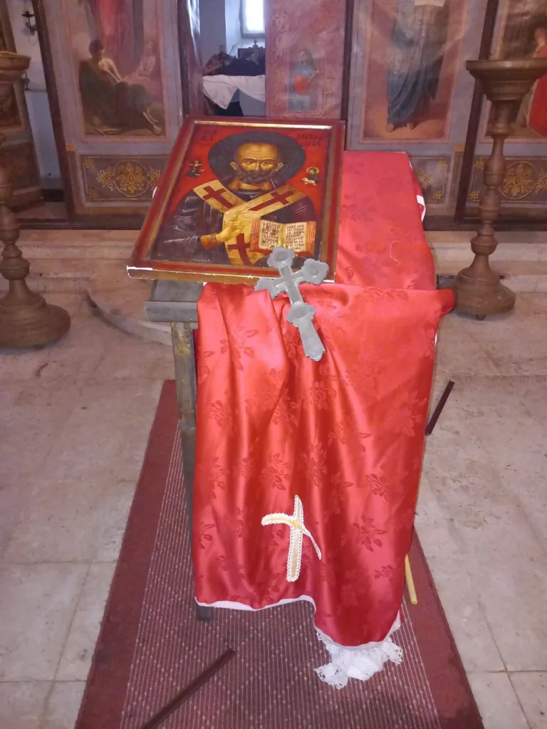(FOTO) Obijen i oskrnavljen hram Svetog Nikolaja u Ulcinju