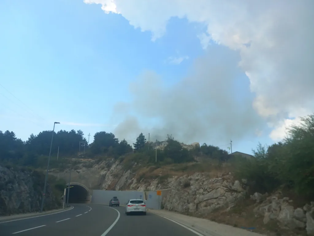 Gori deponija na Brajićima