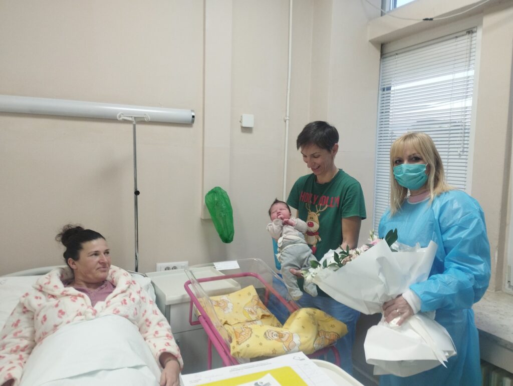 (VIDEO) Prva beba rođena devet minuta nakon ponoći u KCCG: U 2025. najveći broj porođaja u posljednjih 30 godina